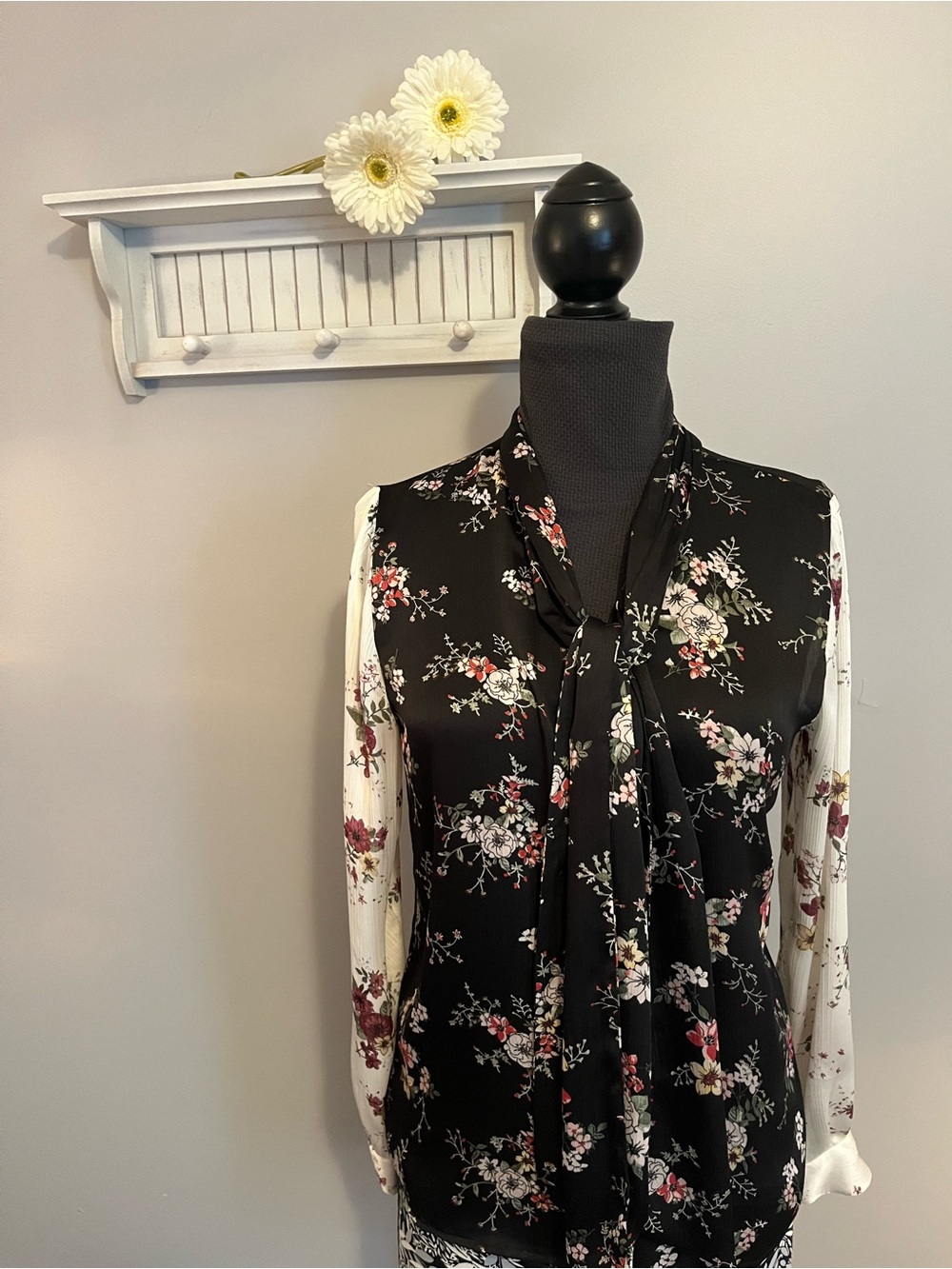 Vince Camuto Black Floral Blouse toe-front
